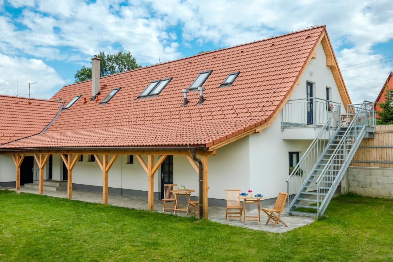 Apartmany Jedovary Trhové Sviny Exteriör bild