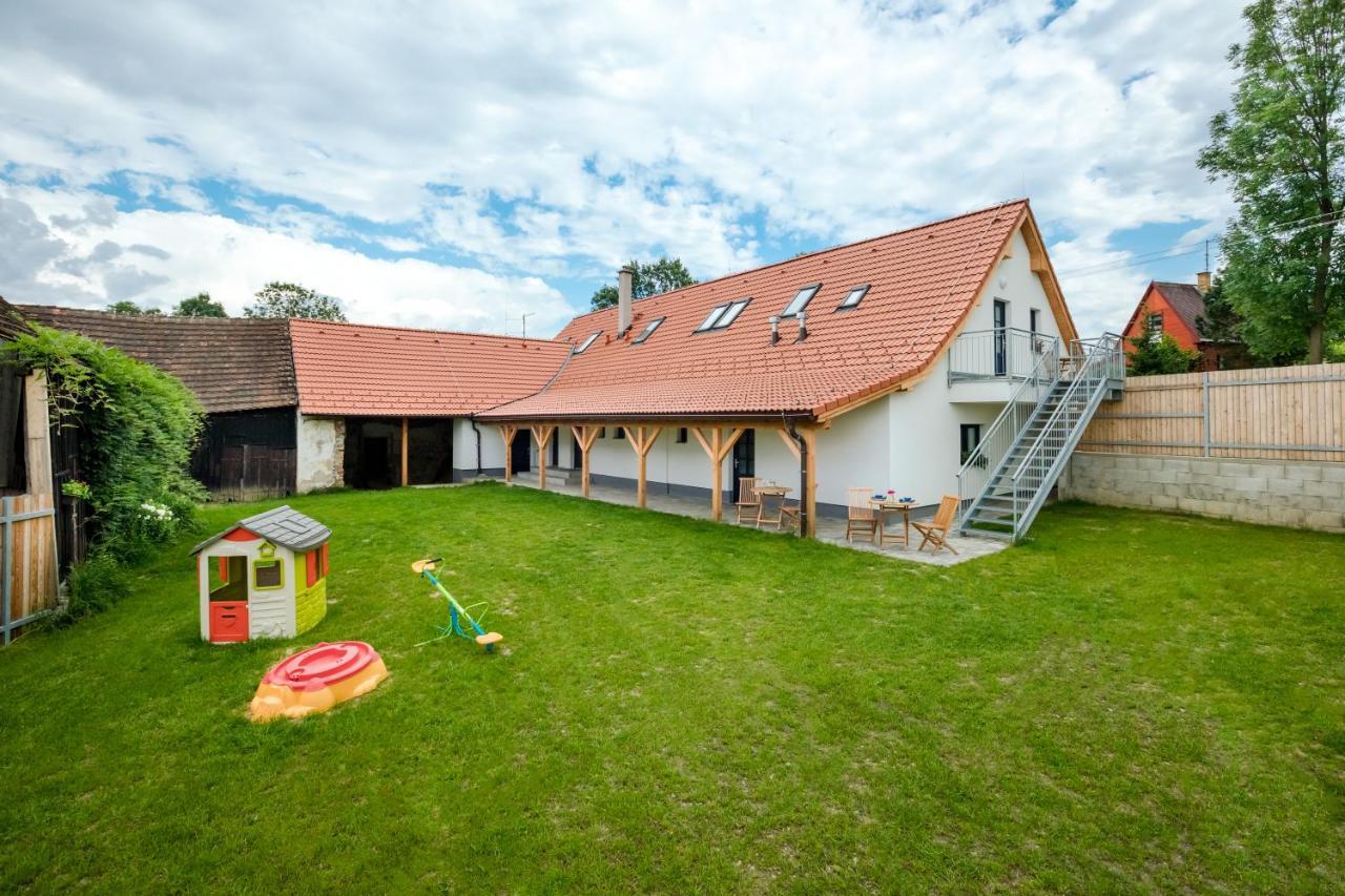 Apartmany Jedovary Trhové Sviny Exteriör bild